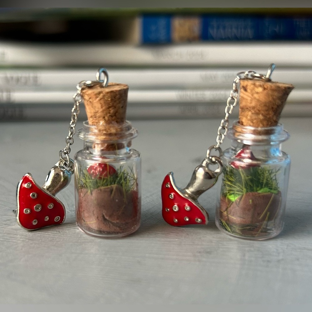 ‼️🏷️SALE🏷️‼️Hot Topic red mushroom dangly terrarium earrings capsule earrings